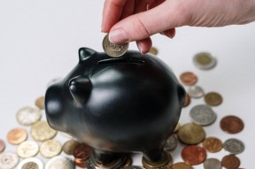 如何参与金融衍生品交易？这些交易有哪些风险和收益？