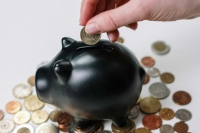 如何分析黄金价值与实物黄金价值的关系？这种关系对投资决策有何影响？