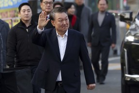 尹锡悦走出拘留所 李在明将上审判席 二人3月迎来“生死局”