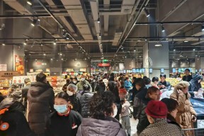 600多米超长排队人潮！记者实探，永辉超市“学习胖东来”四川第二家调改店