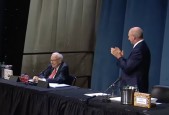 一文读懂|巴菲特股东大会：年底辞任CEO 贸易不应成为武器 美股波动“不值一提” 不care美元短期贬值