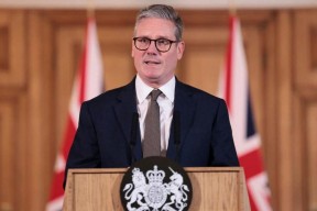 英国新首相斯塔默举行首次记者会