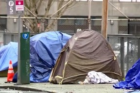美国加州州长发布行政令 要求拆除该州无家可归者营地