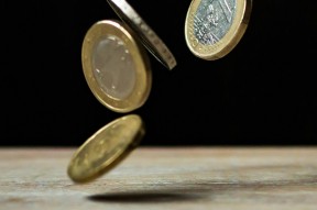 如何评估纸黄金的计价方式？这种计价方式对投资者有何启示？
