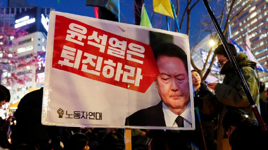一周外盘头条|尹锡悦“玩火自焚” 6小时 *** 令成闹剧 法国总理辞职 比特币首破10万美元 英特尔CEO退休  第1张