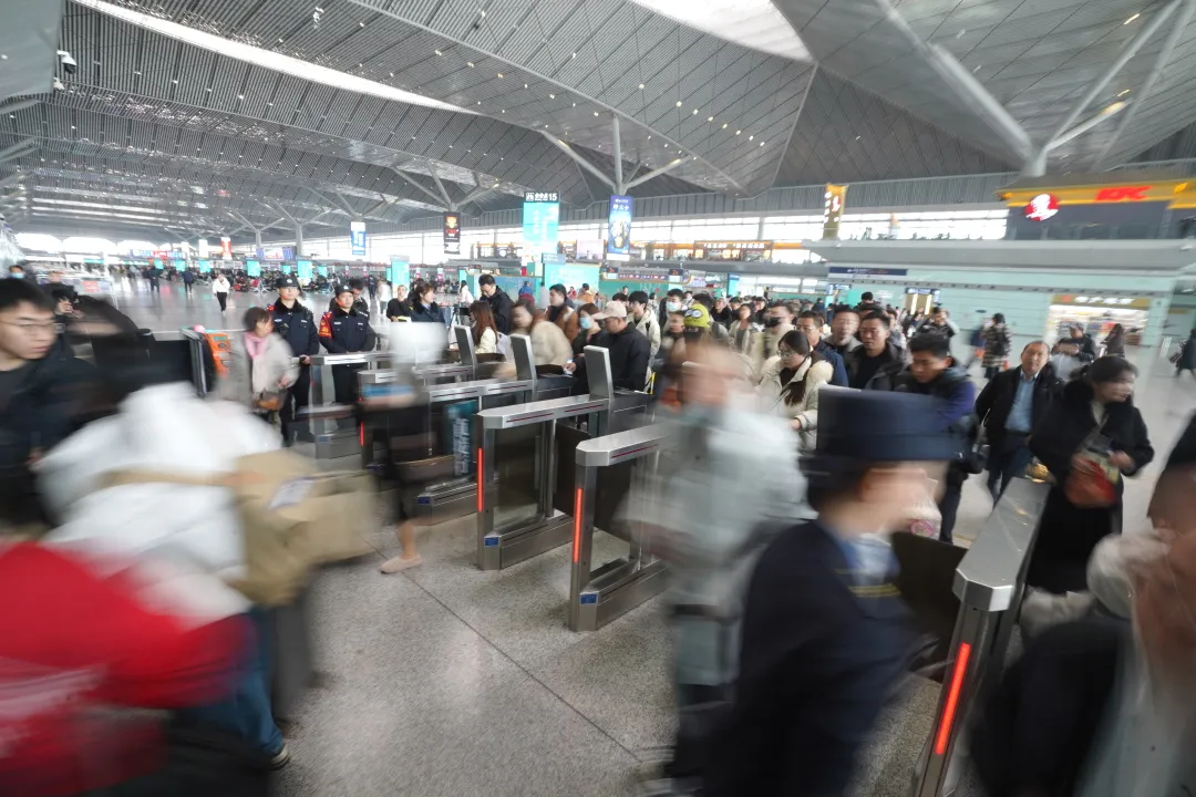 铁路节前春运车票进入发售更高峰，已累计发售车票5768万张  第3张