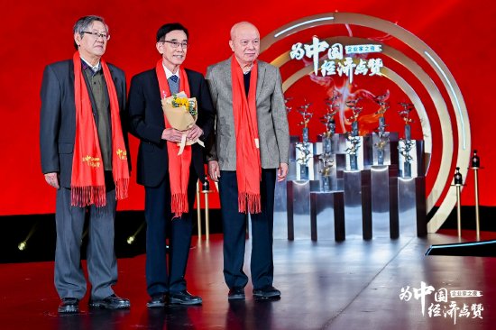 冯并与卢迈为尹志尧见证荣誉时刻，2024企业家之夜举行  第1张
