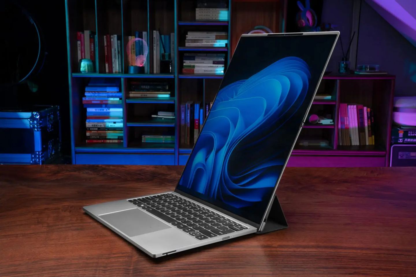 笔记本也有“三折叠”：联想发布 ThinkBook Codename Flip 双屏 AI PC  第1张