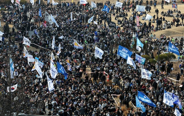 尹锡悦获释第二天，韩国大批民众在首尔市中心 *** ，组织方预计10万人参加  第2张